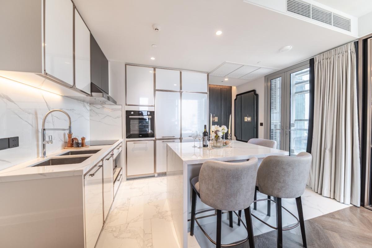 🔥ให้เช่าด่วน🔥LA CLEF Two - Bedroom Suite 65 ตร.ม. ใกล้ BTS ทองหล่อ 150 เมตร ห้องสวยพร้อมเข้าอยู่ + ฟรี Wi-fi + ทำความสะอาด 3 ครั้ง/สัปดาห์ + เลี้ยงสัตว์ได้