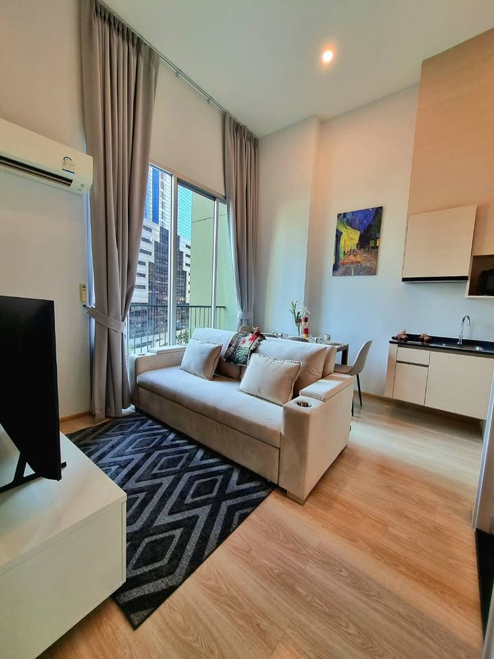 🔥ให้เช่าด่วน🔥โนเบิล รีวอลฟ์ รัชดา 2 ห้องสวย ดูโปร่งดูกว้างขึ้น ห้องมุม บรรยากาศสงบ อยู่ชั้นเดียวกับส่วนมาก เฟอร์ครบพร้อมอยู่