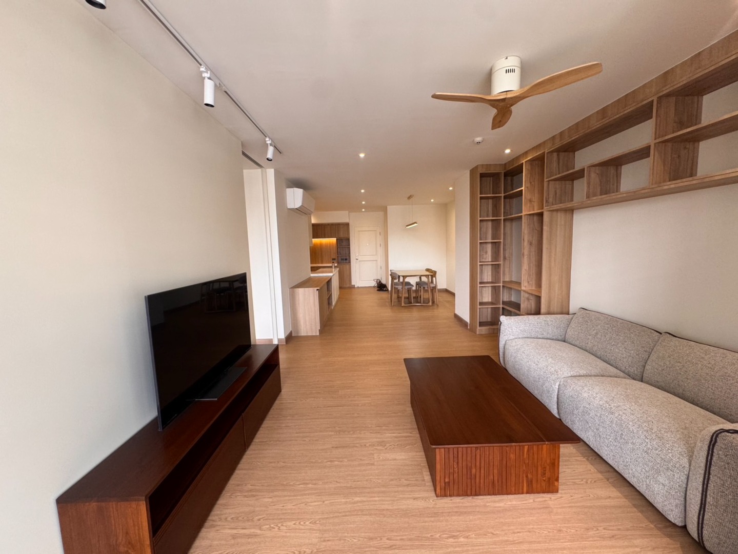 🔥ให้เช่าด่วน🔥 คอนโด Lake Avenue ทำเล Prime กลางสุขุมวิท ใกล้ BTS อโศก และ MRT สุขุมวิท เดินทางสะดวก